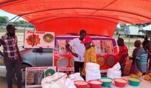 Haitianos muestran productos cosechados con aguas  del canal en río  Masacre