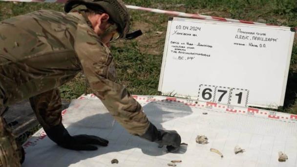 Soldados ucranianos dedican horas a la identificación de cadáveres