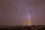 Tormenta eléctrica en París: las impresionantes imágenes de la Torre Eiffel alcanzada por un rayo