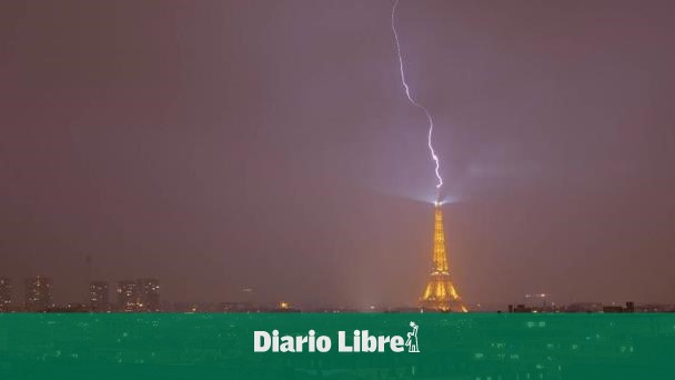Tormenta eléctrica en París, Torre Eiffel alcanzada por rayo