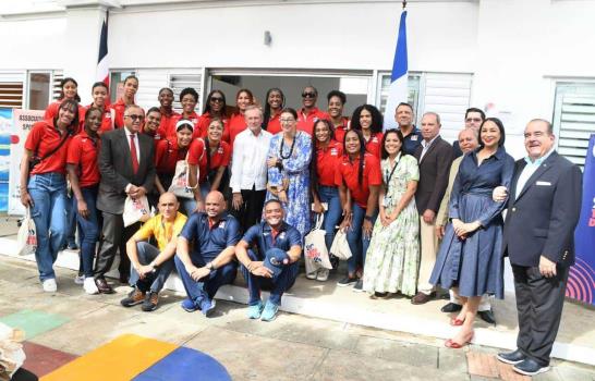 Liceo Francés designa gimnasio con el nombre de "Reinas del Caribe"