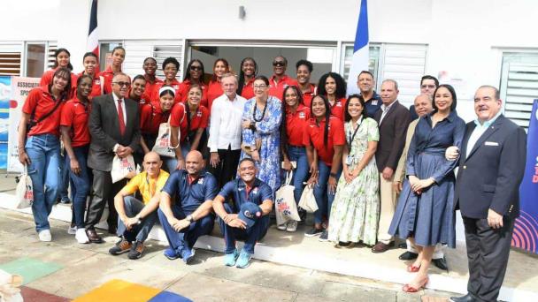 Liceo Francés designa gimnasio con el nombre de “Reinas del Caribe”