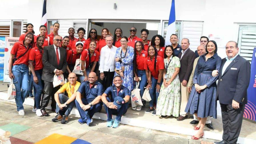 Liceo Francés designa gimnasio con el nombre de "Reinas del Caribe"