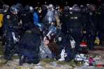 Decenas de detenidos en UCLA tras irrumpir la policía en el campamento propalestino