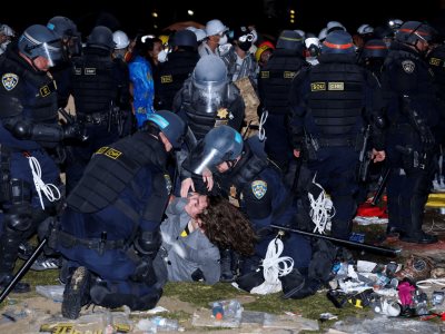 Decenas de detenidos en UCLA tras irrumpir la policía