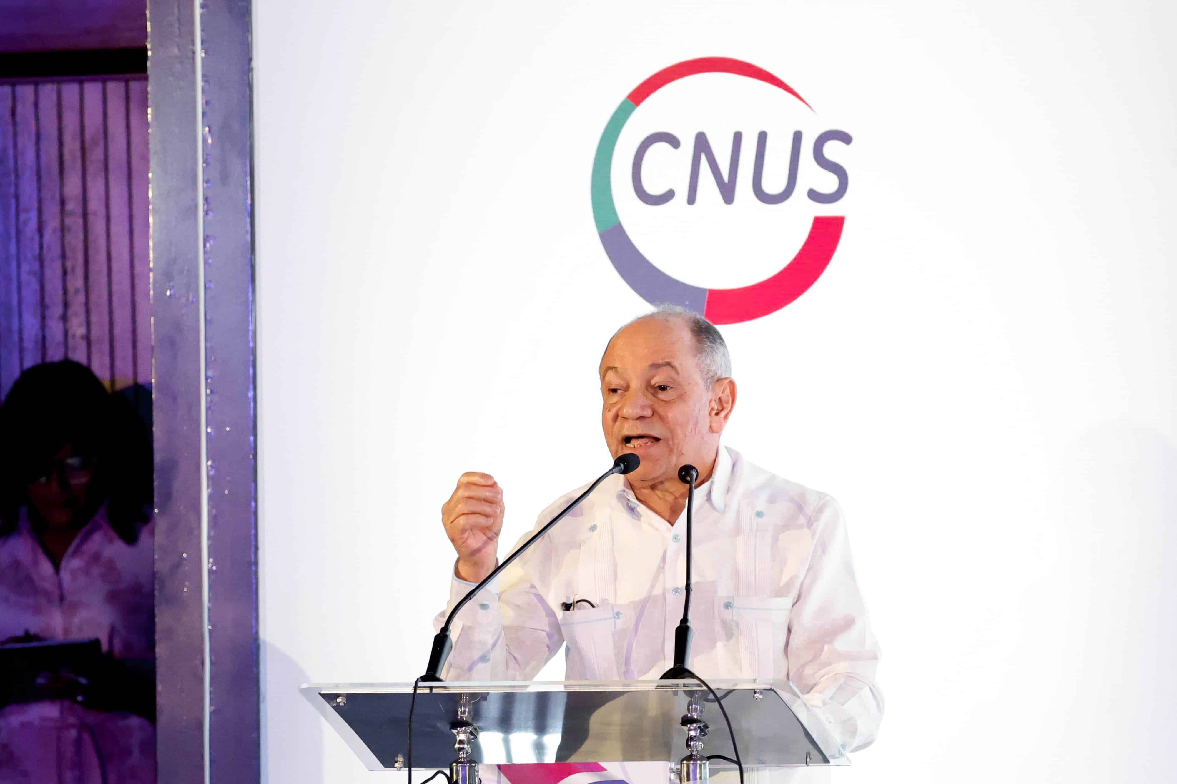 El presidente de la CNUS, Rafael -Pepe- Abreu, habla durante el acto en que las centrales firmaron un pacto con Abinader. 