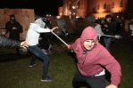 Estudiantes de la UCLA dicen que la universidad no los protegió de la policía en desalojo