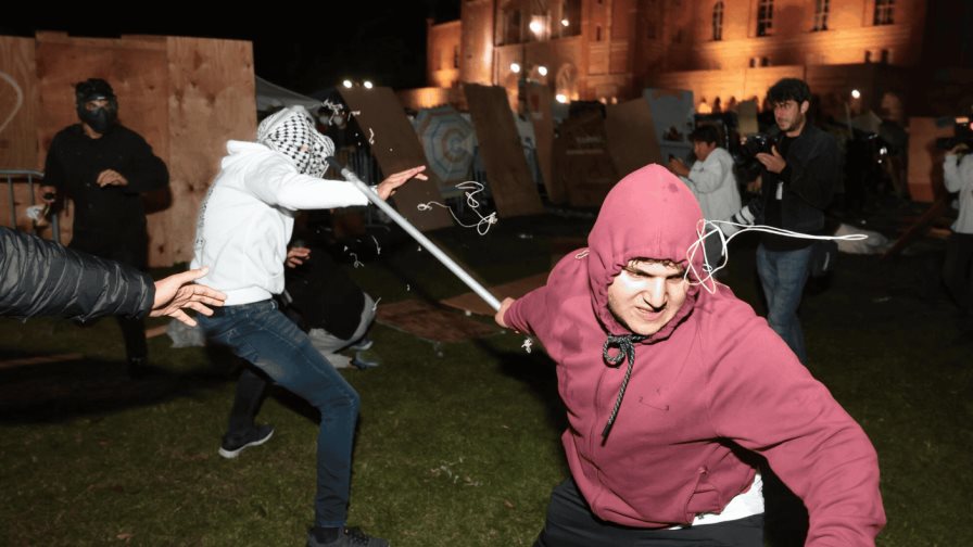 Estudiantes de la UCLA dicen que la universidad no los protegió de la policía en desalojo