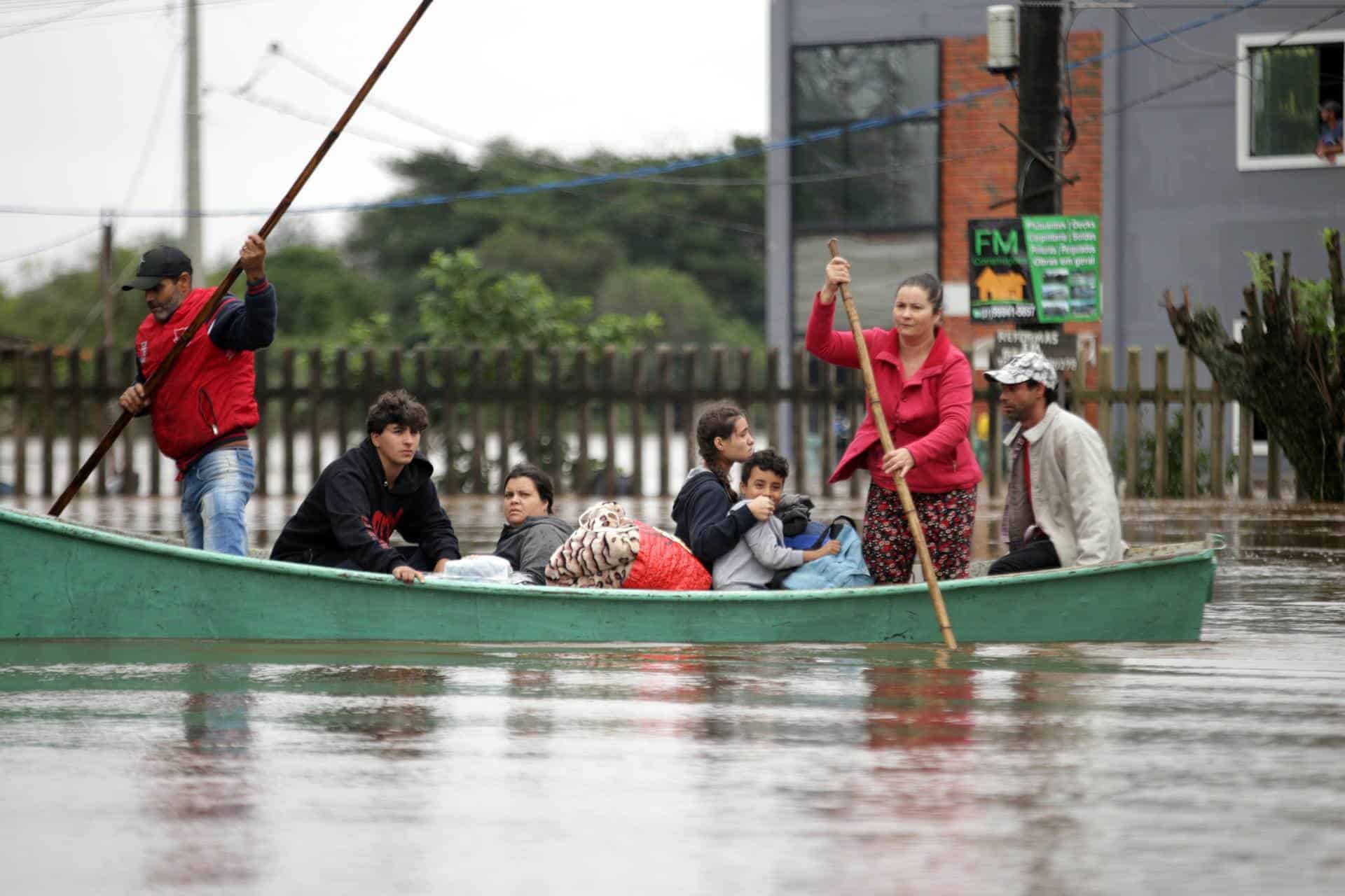  Algunos moradores son rescatados del sector de Isla de la Pintada, que sufre con la subida del agua por las lluvias este viernes, en Porto Alegre (Brasil).