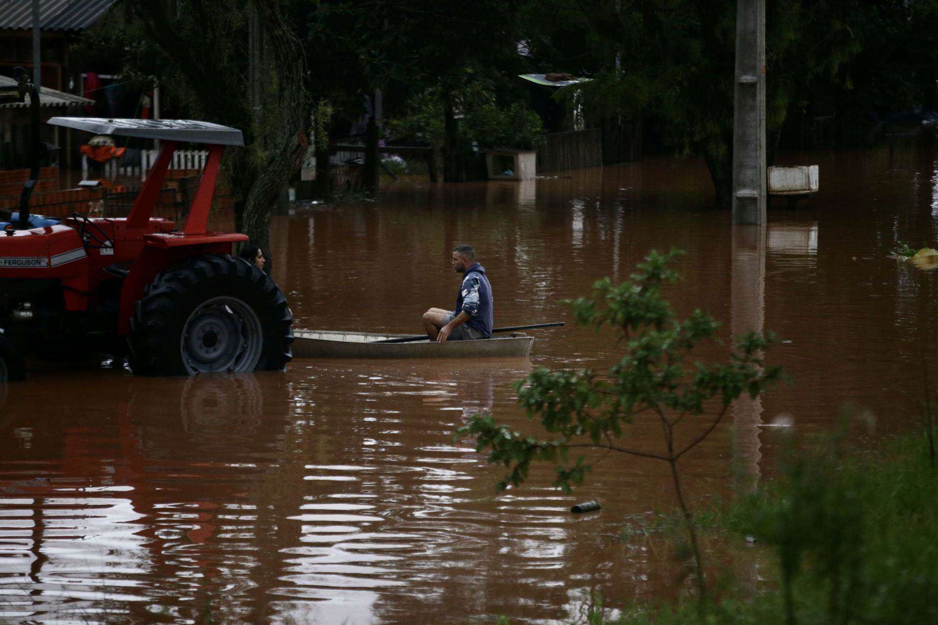 Un hombre se transporta en una zona inundada por las lluvias este viernes, en Porto Alegre (Brasil). 