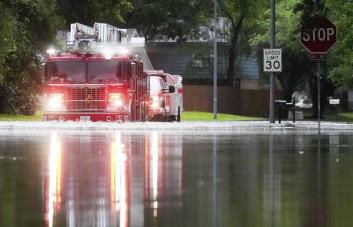 Tormentas inundan el sureste de Texas; suspenden clases