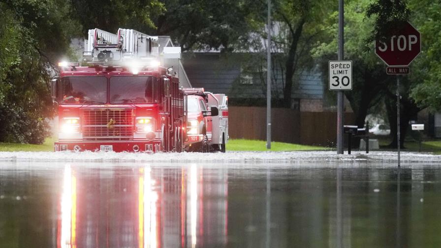 Tormentas inundan el sureste de Texas; suspenden clases