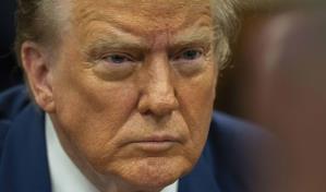 Hope Hicks, exasesora de Trump, sube al banquillo de testigos en juicio contra el expresidente