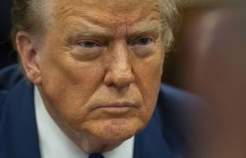 Hope Hicks, exasesora de Trump, sube al banquillo de testigos en juicio contra el expresidente