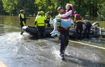 Autoridades advierten sobre el riesgo de inundaciones en Texas y ordenan evacuaciones
