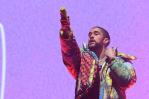 Bad Bunny cambia el micrófono por el bate Bad Bunny cambia el micrófono por el bate