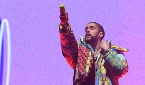 Bad Bunny cambia el micrófono por el bate