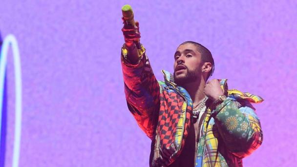 Bad Bunny cambia el micrófono por el bate