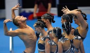 Bill May, el hombre que quiere ser pionero olímpico en la natación artística