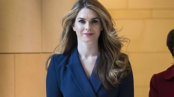 Exempleada de Trump rompe en lágrimas cuando los abogados del expresidente la interrogaban