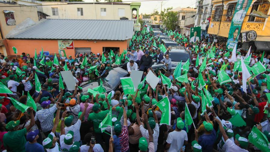 Leonel Fernández realiza caravana en Puerto Plata