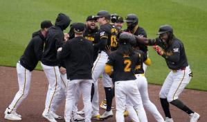 Jones brilla y Suwinski batea sencillo para que los Piratas superen 1-0 a los Rockies