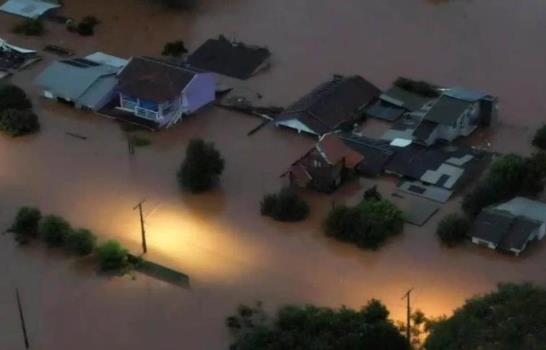 Más de 200 vuelos cancelados en la ciudad brasileña de Porto Alegre por las inundaciones