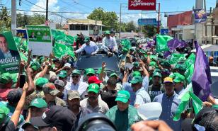 Leonel Fernández encabeza caravana en provincias del noroeste