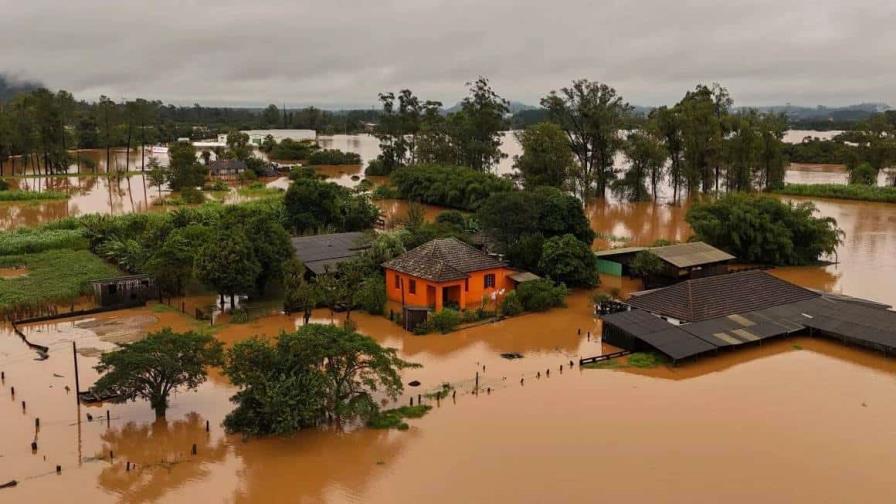 Sube a 56 el número de muertos en el sur de Brasil por desastre climático