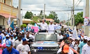 Presidente Luis Abinader encabeza caravana en Cotuí