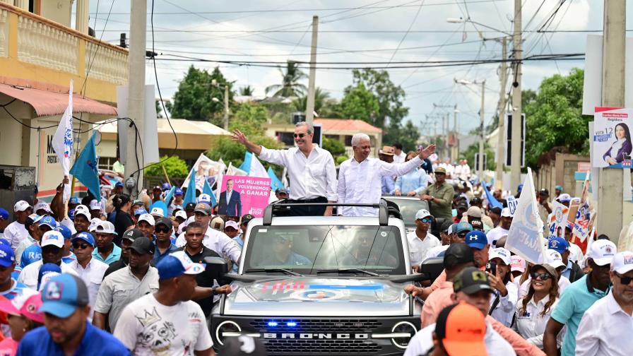 Presidente Luis Abinader encabeza caravana en Cotuí