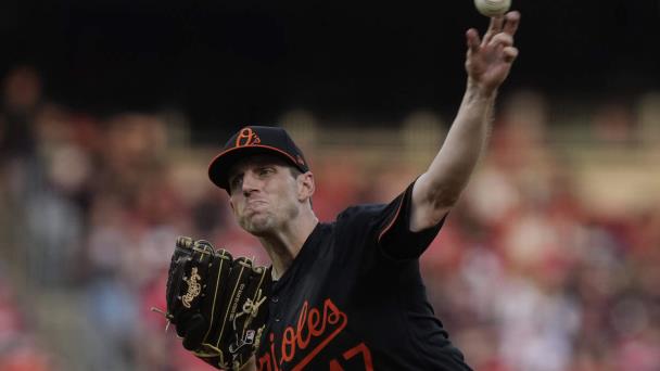 Means labora 7 innings en blanco; Orioles superan 2-1 a Rojos