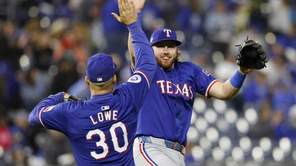 Lowe conecta cuatro hits y Vigilantes apabullan 15-4 a los Reales