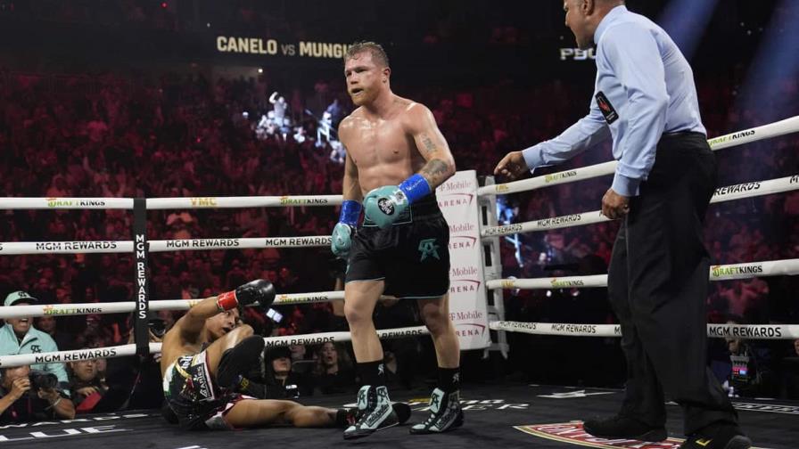 Canelo Álvarez retiene título indiscutible, con triunfo por fallo unánime sobre Munguía