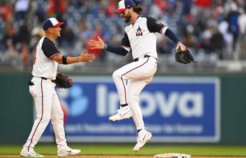 Vladimir Guerrero jr da jonrón y empuja 4, pero los Nacionales vencen 11-8 a Azulejos