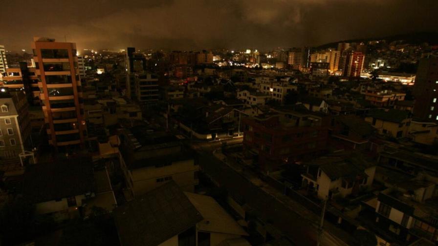 Ecuador suspende cortes de energía eléctrica por una semana, pero crisis continúa