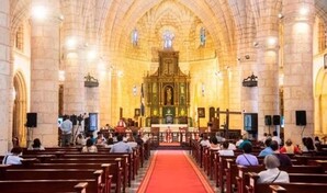 Sacerdotes renuevan sus promesas durante la Misa Crismal en Santo Domingo