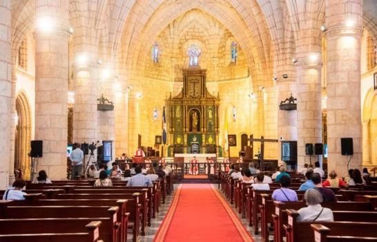 Sacerdotes renuevan sus promesas durante la Misa Crismal en Santo Domingo