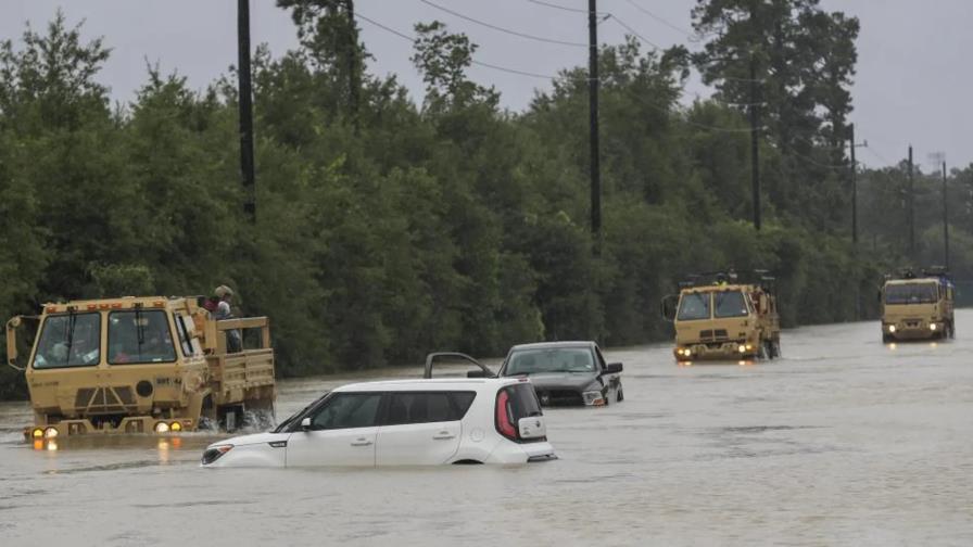 Las lluvias e inundaciones no menguan en Texas y obligan al rescate de 233 personas