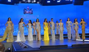 Brillo y elegancia protagonizan el desfile en traje de noche de las candidatas de Miss RD 2024