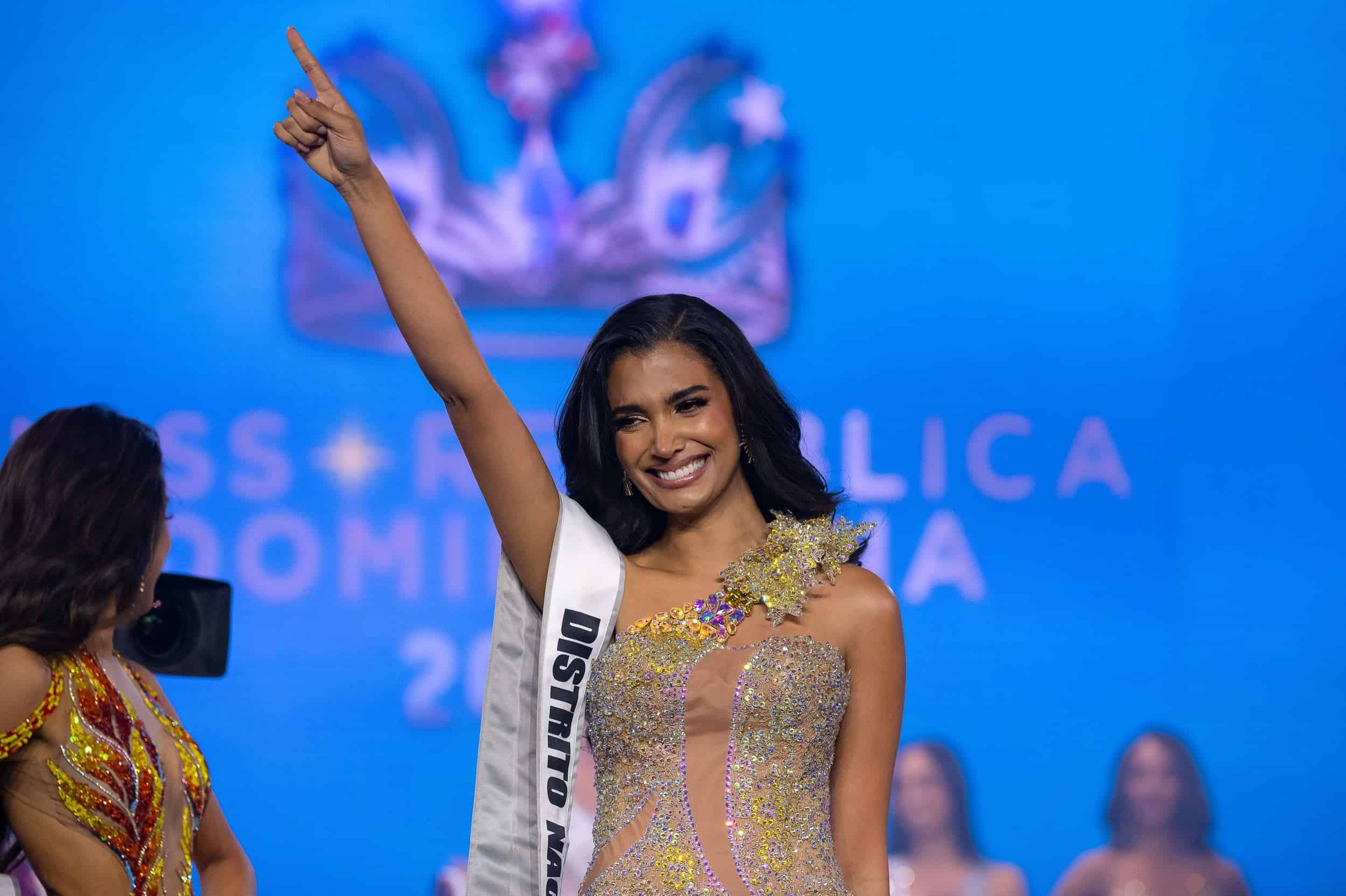Celinee Santos alza su mano en señal de victoria tras conseguir la corona del Miss República Dominicana 2024.