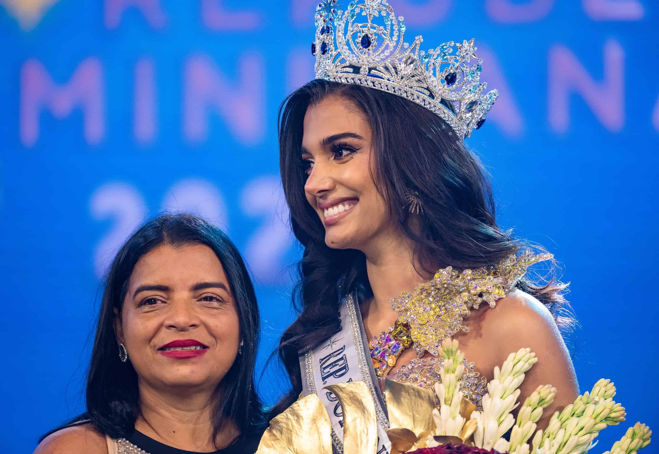 Mercedes Frías, madre de la Miss República Dominicana 2024, junto Celinee Santos Frías.