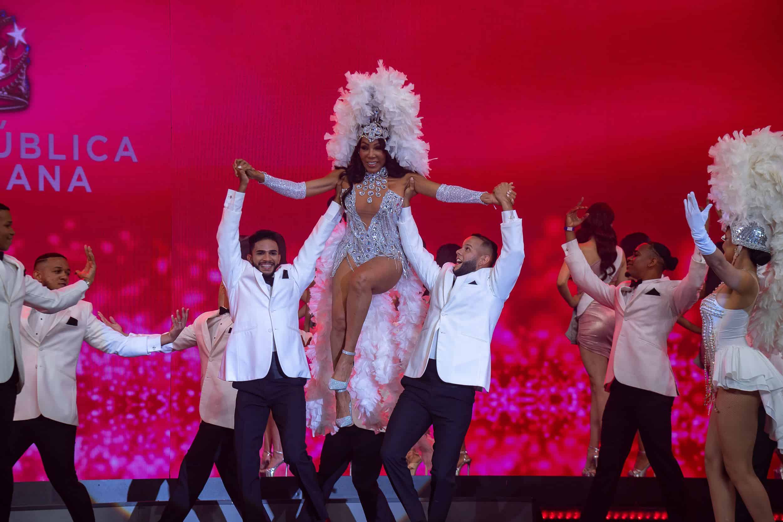 Magali Febles, directora de Miss República Dominicana, sorprendió con su participación en el acto inaugural del certamen.