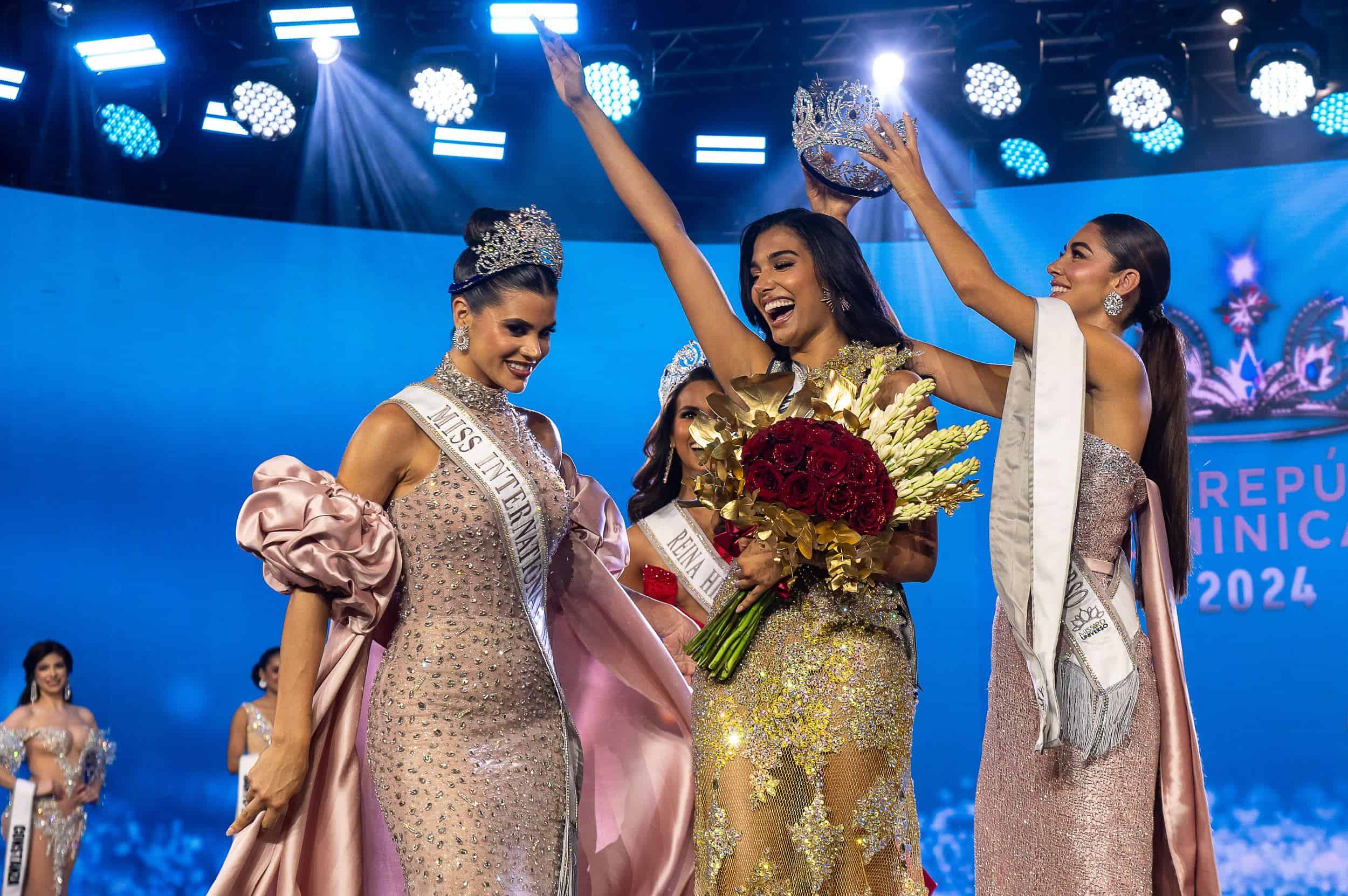 Celinee Santos recibe la corona del Miss República Dominicana 2024.