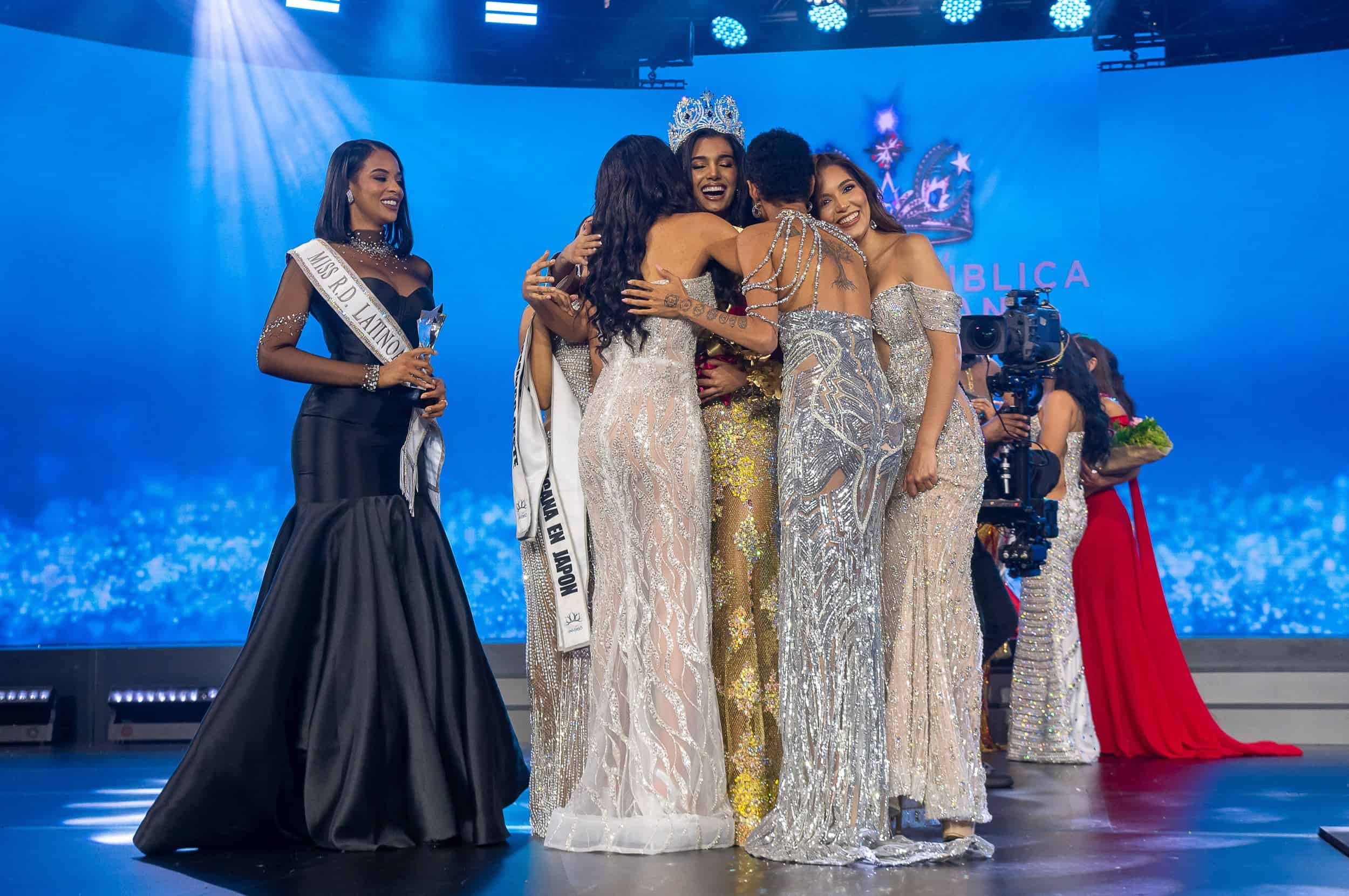 Celinee Santos es felicitada por las participantes del Miss República Dominicana.