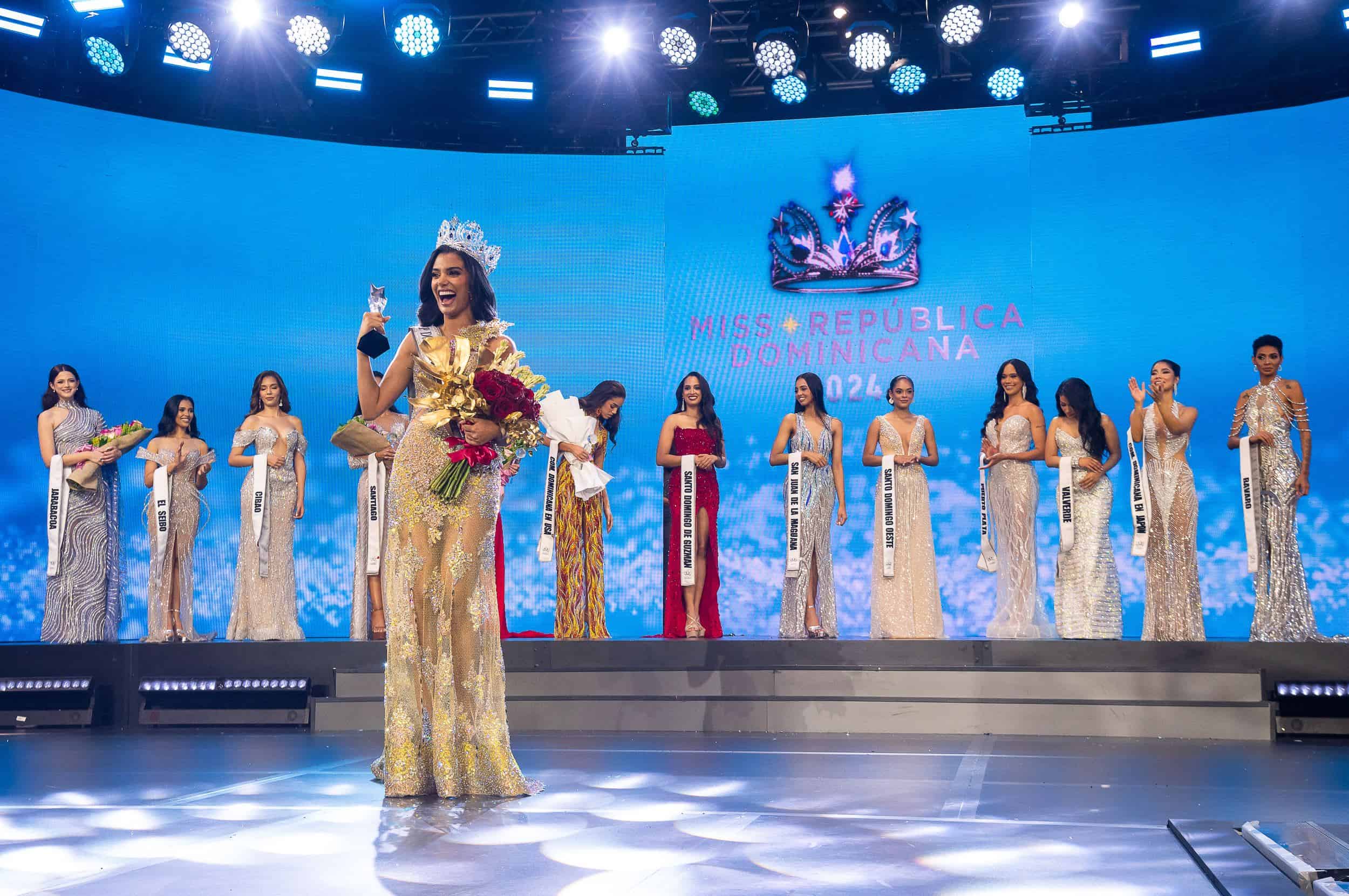 Celinee Santos, escoltada por el resto de las candidatas, desfila con la corona que la acredita como Miss República Dominicana 2024.