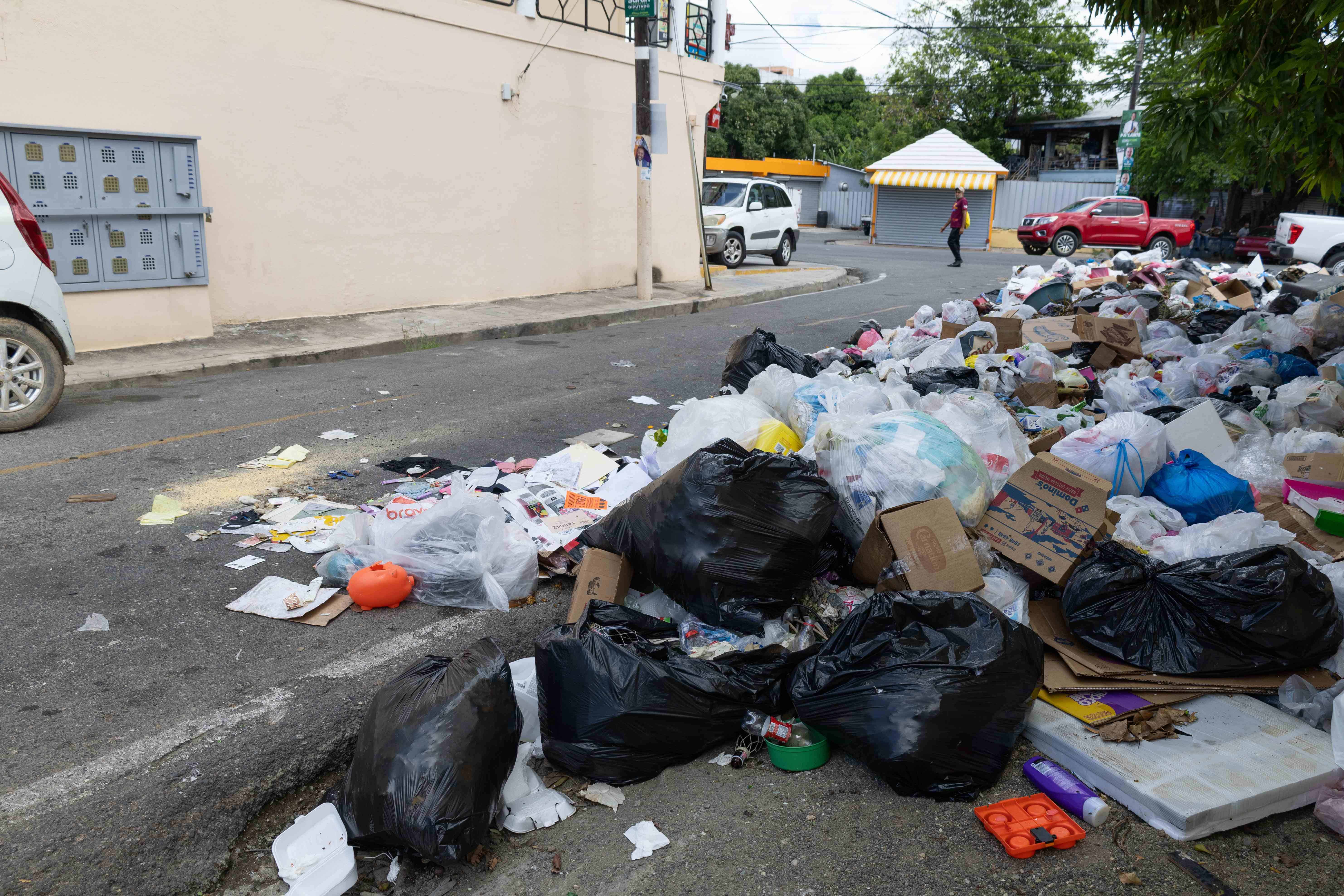 La basura se acumula.