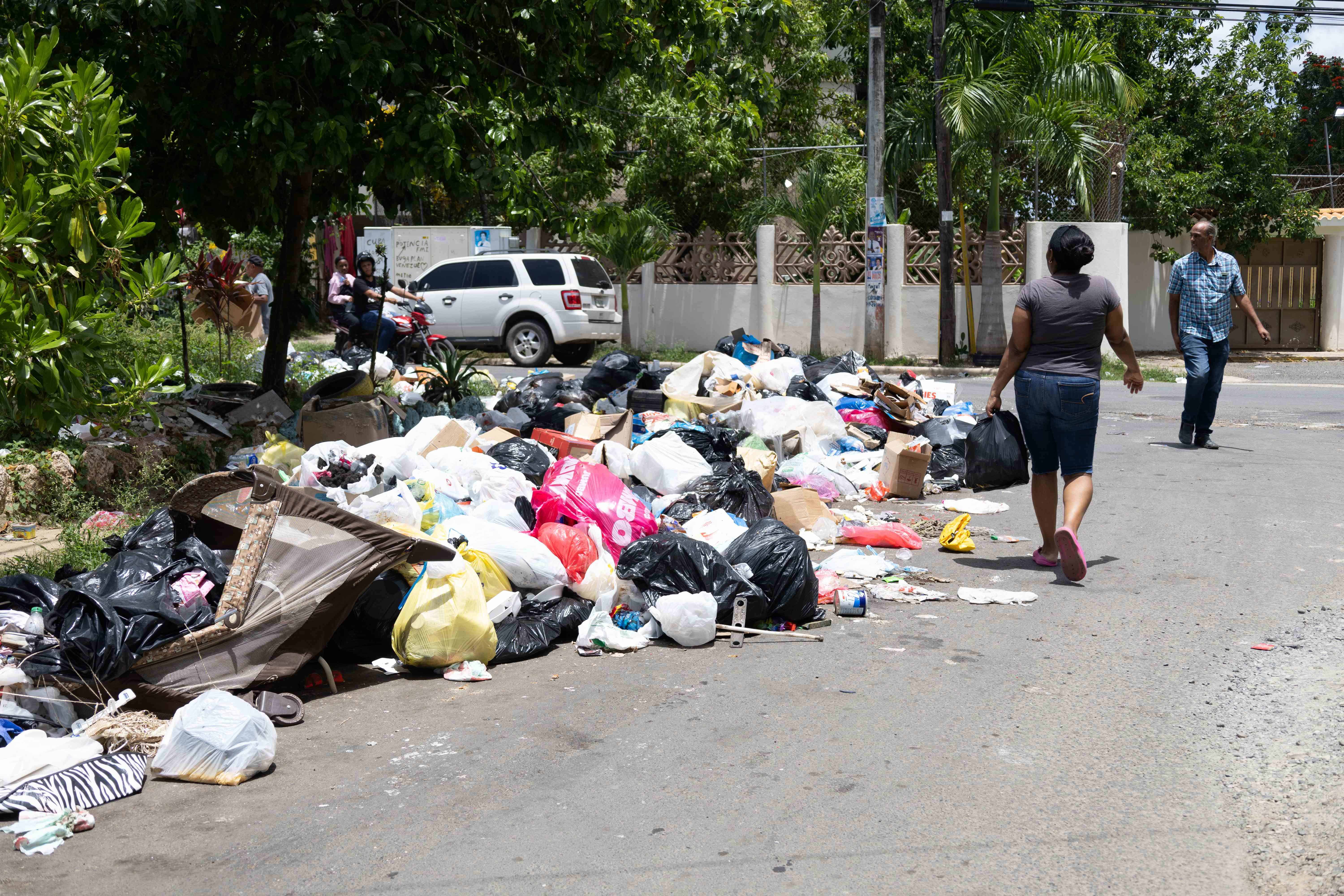 La gente deposita la basura en los improvisados vertederos.