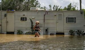 Los aguaceros remiten en torno a Houston, las inundaciones persisten tras cientos de rescates