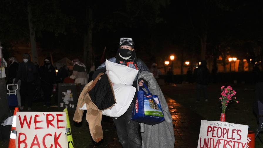 Manifestantes desalojan campamento en la USC; ceremonia en Northeastern procede sin incidentes
